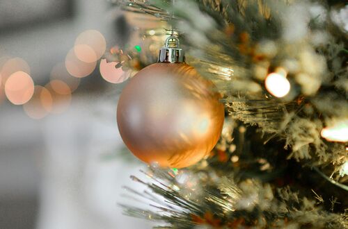 Foto von Element5 Digital: https://www.pexels.com/de-de/foto/gold-weihnachtskugel-dekor-712320/