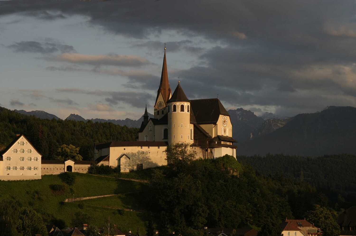 Basilika Bergkirche Rankweil Wolkenstimmung / MOMA Fotografenmeister / Mathis Dietmar, MOMA Fotografenmeister / Mathis Ranwkeil am 11.7.2004.