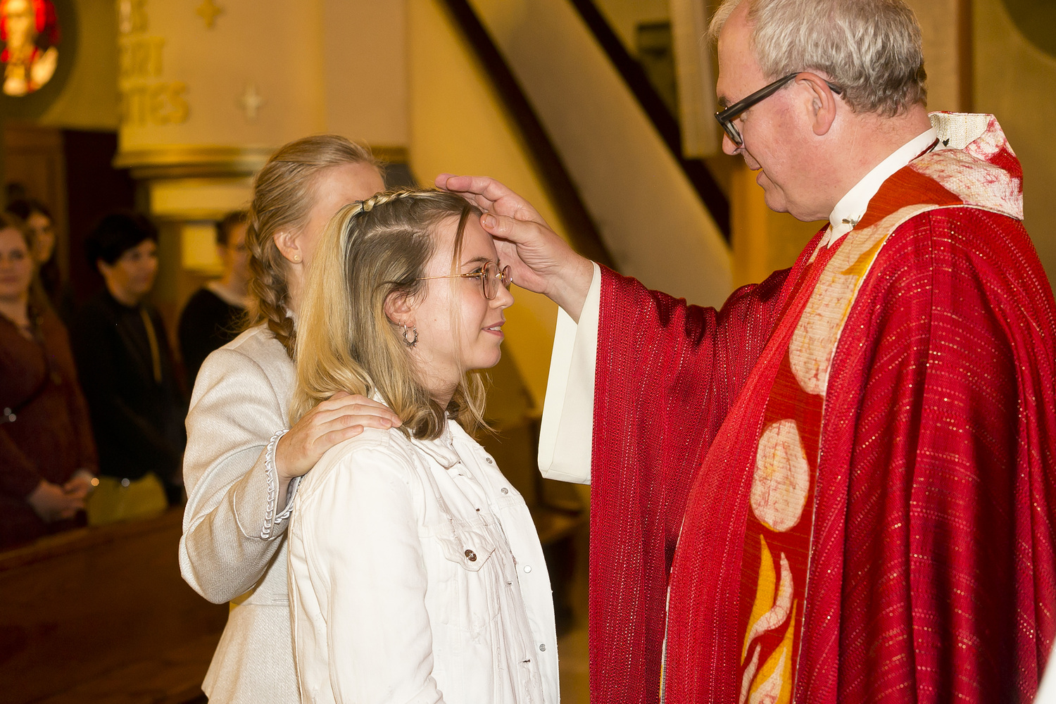 Bludenz am 24.2.5.2024   Kirche Firmung in Bludenz, Firmsakrament von Hubert Lenz gespendet, Taufe, Geschenk Ziege