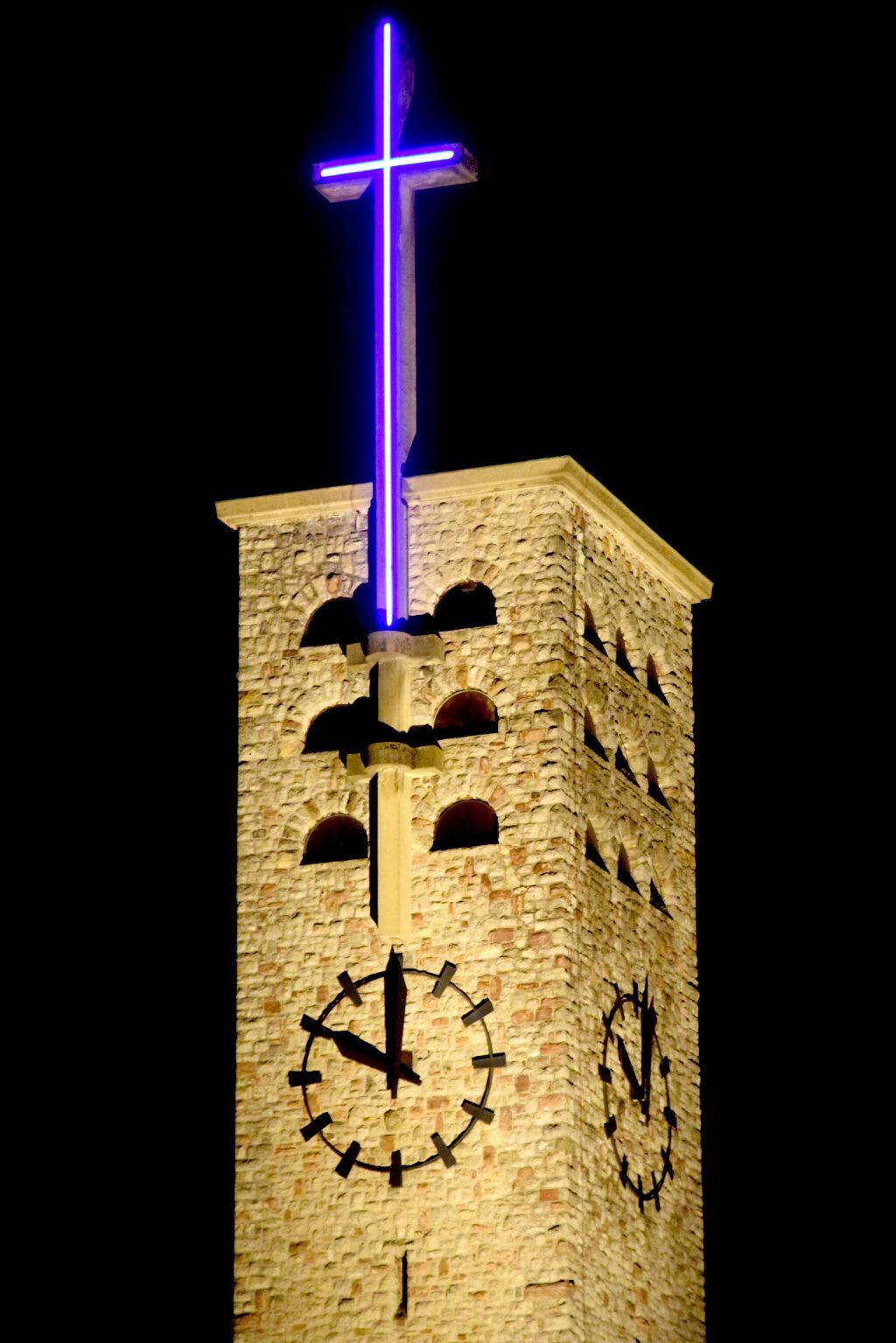 Turmkreuz leuchtet wieder